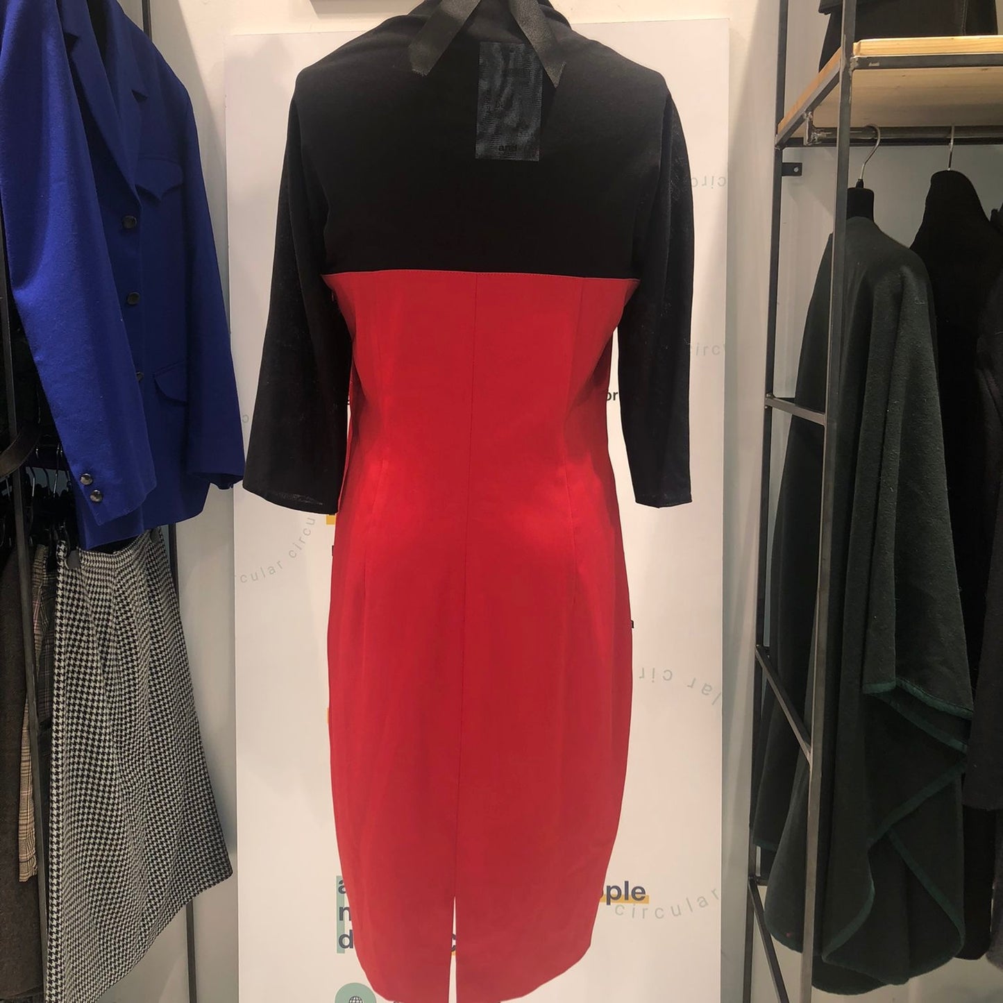 Abito rosso e nero