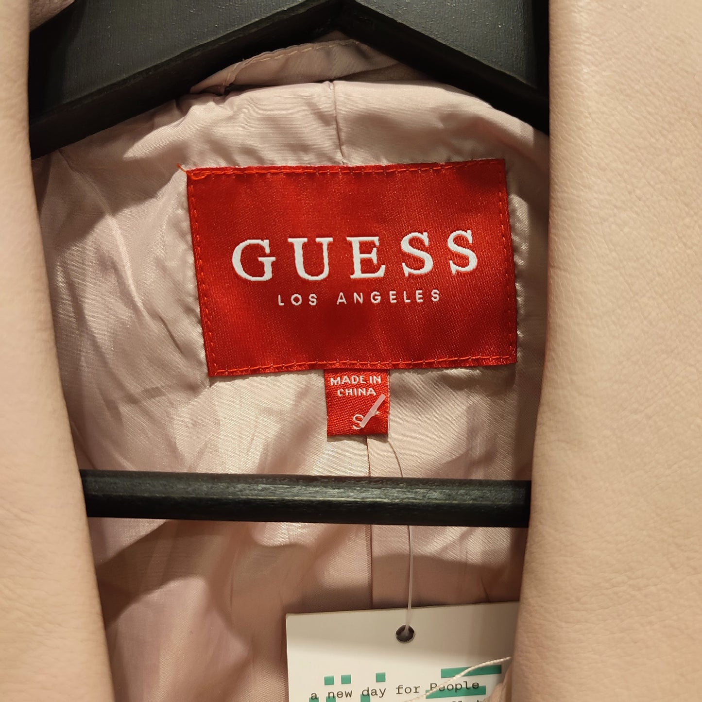 Chiodo rosa Guess